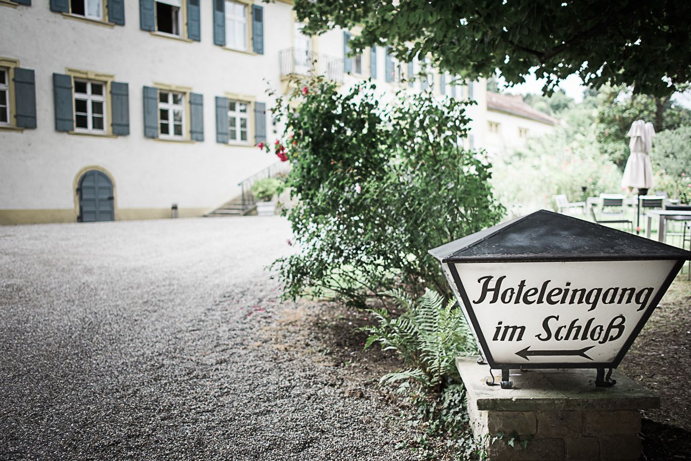 Hinweisschild „Hoteleingang im Schloß” vor einem Gebäude auf Schloss Heinsheim