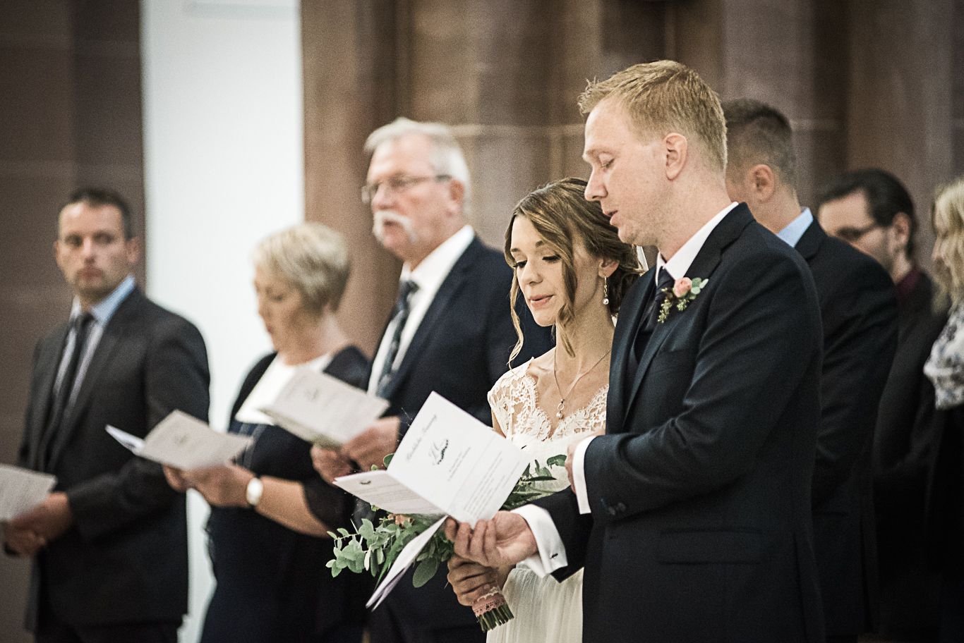Brautpaar liest gemeinsam mit den Trauzeugen im Gottesdienst