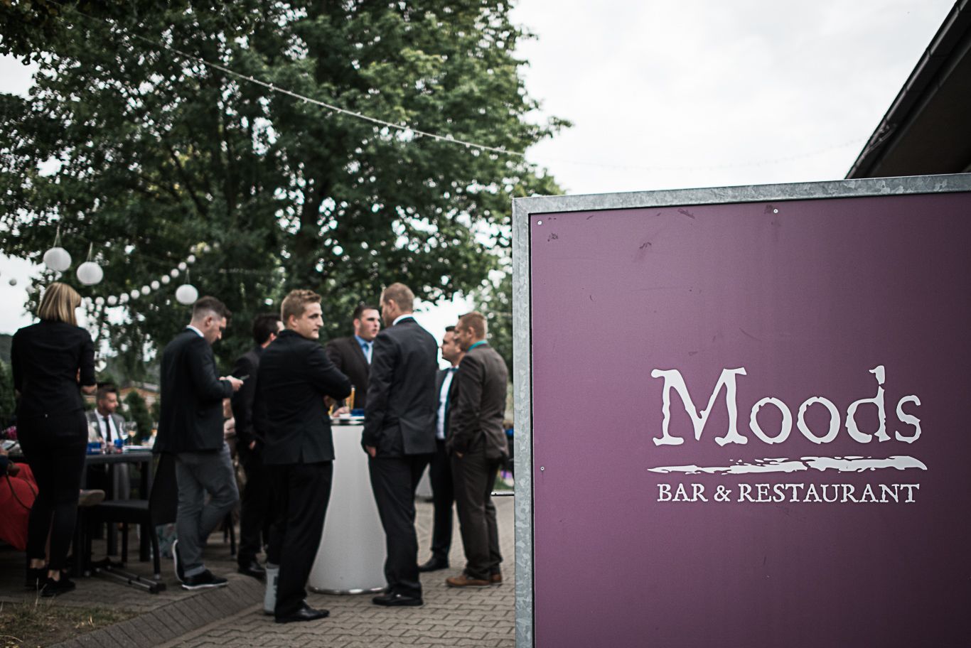 Gäste stehen vor dem Eingang der Bar „Moods” in Heidelberg