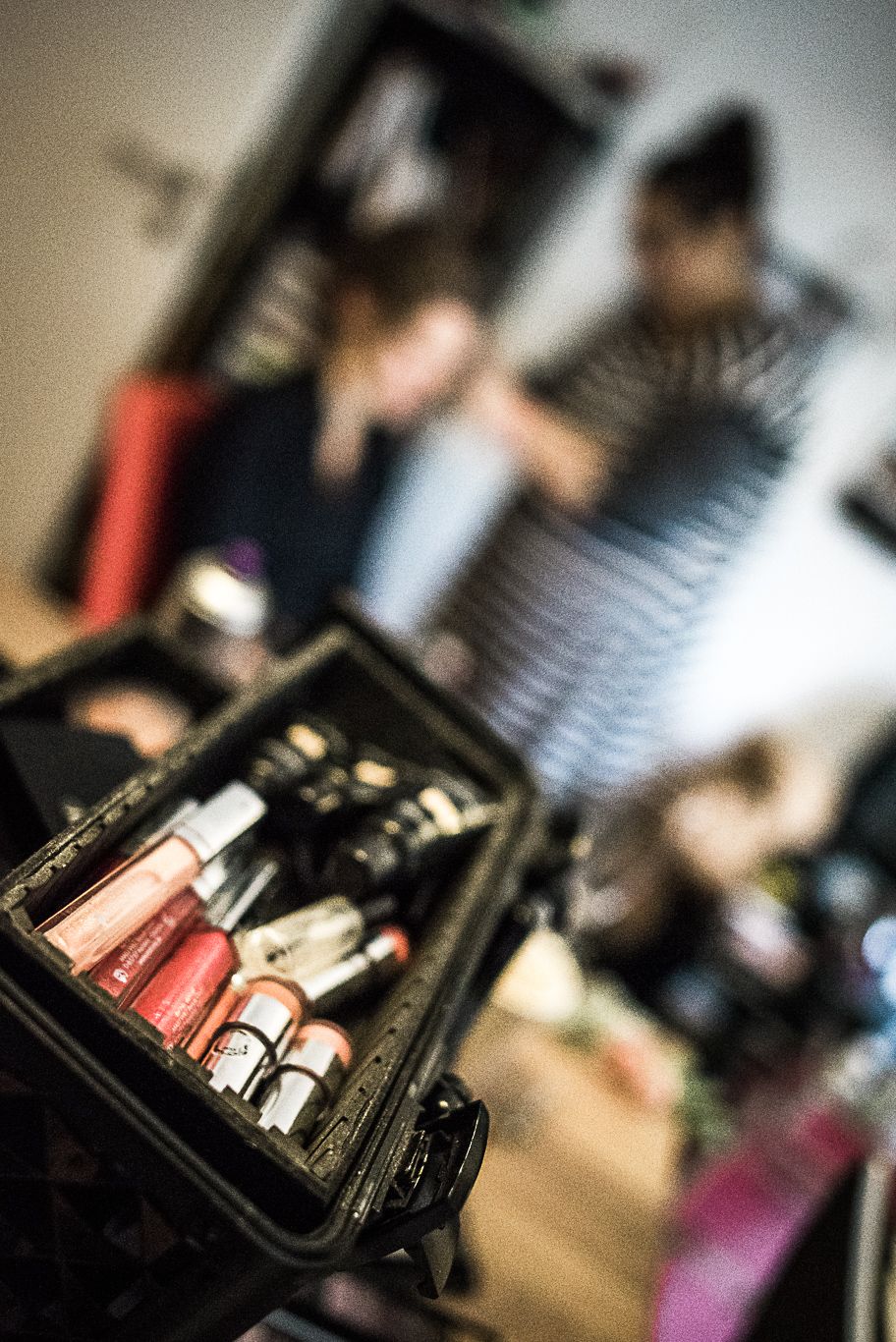 Geöffneter Schminkkoffer mit Kosmetik steht auf dem Tisch