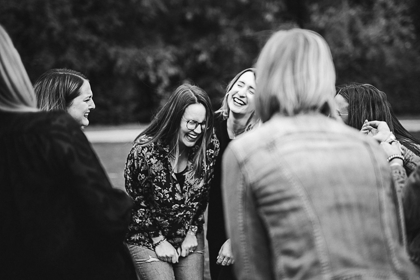 Gruppe Frauen lacht im Gespräch zusammen im Kreis