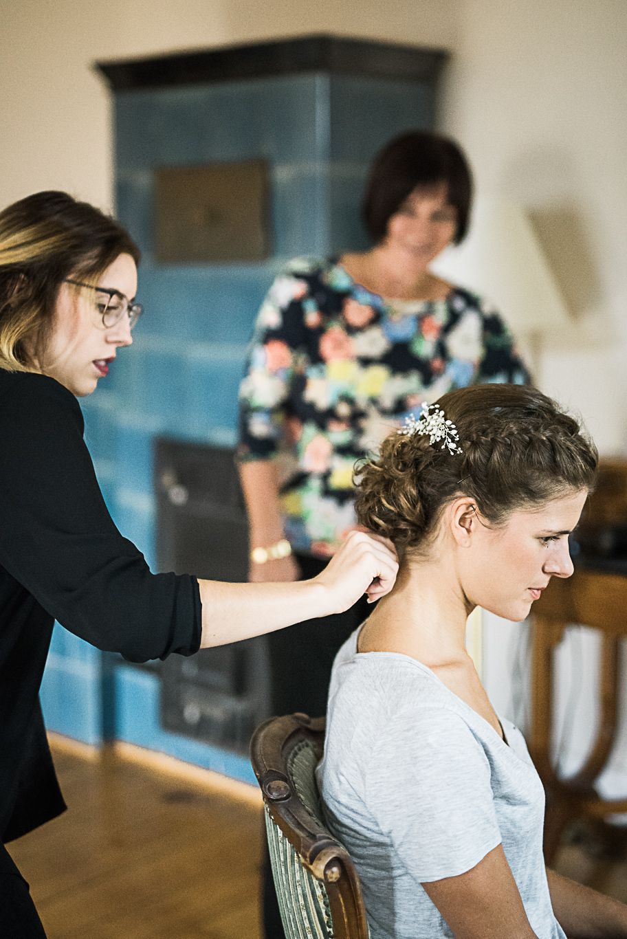 Friseurin steckt der Braut die Hochsteckfrisur fest