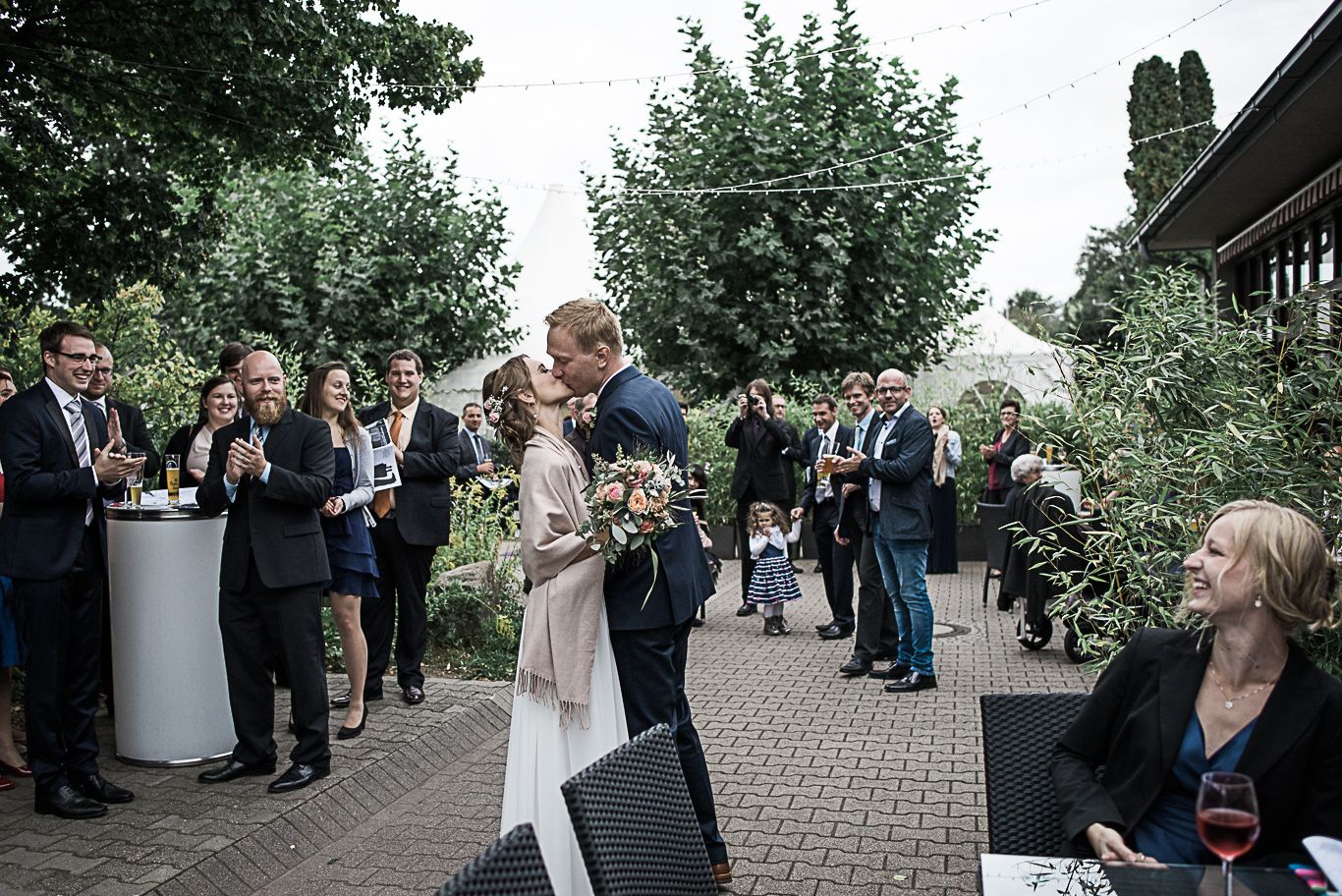 Gäste applaudieren dem tanzenden Brautpaar auf der Terrasse