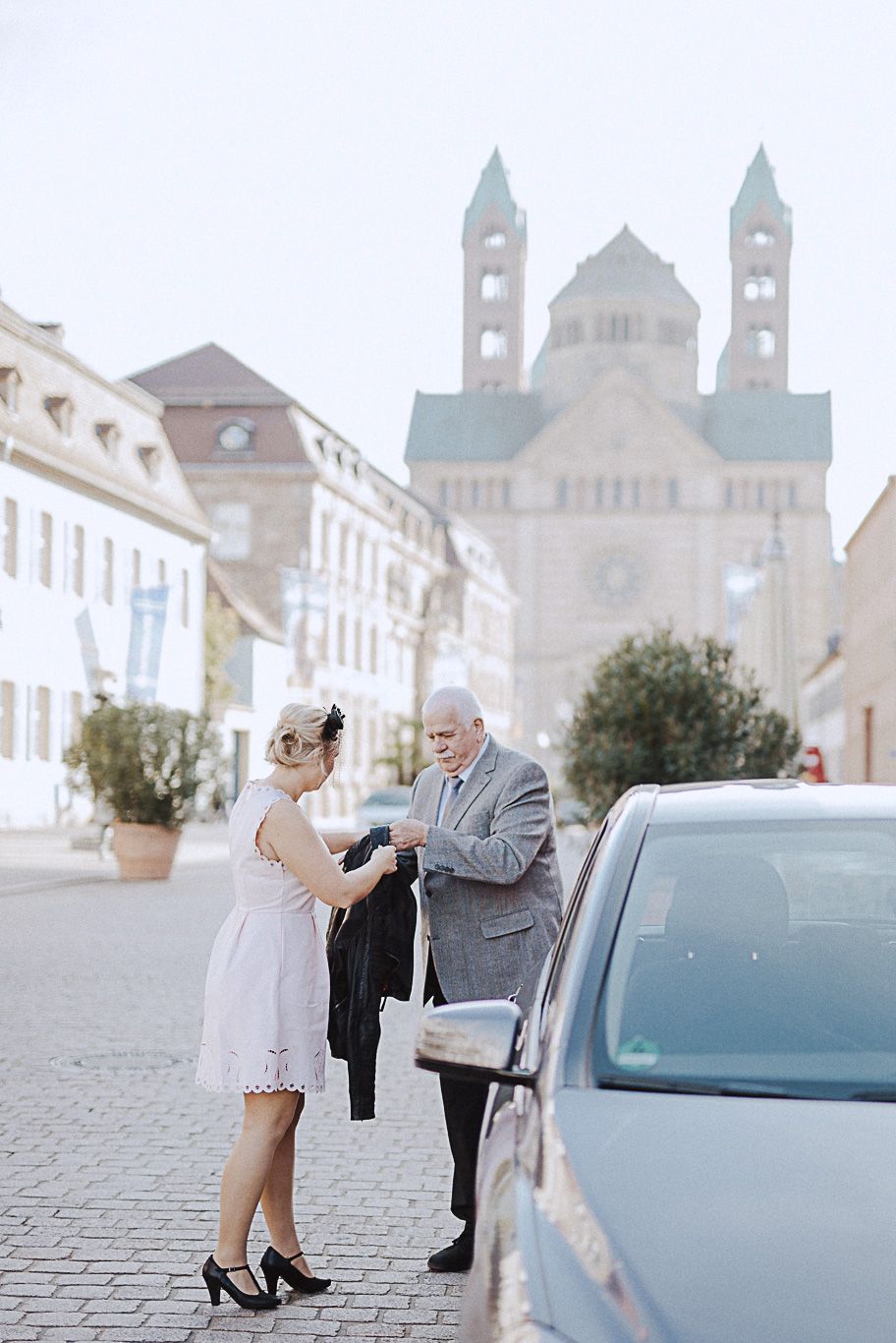 Braut steigt mit Begleiter vor dem Dom in Speyer aus dem Auto