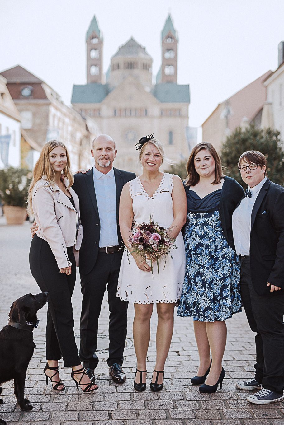 Gruppenfoto der Hochzeitsgesellschaft vor dem Dom in Speyer