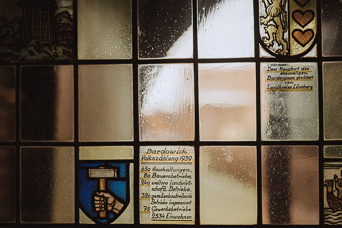 Blick auf ein altes Wappenfenster mit Inschrift, Nahaufnahme