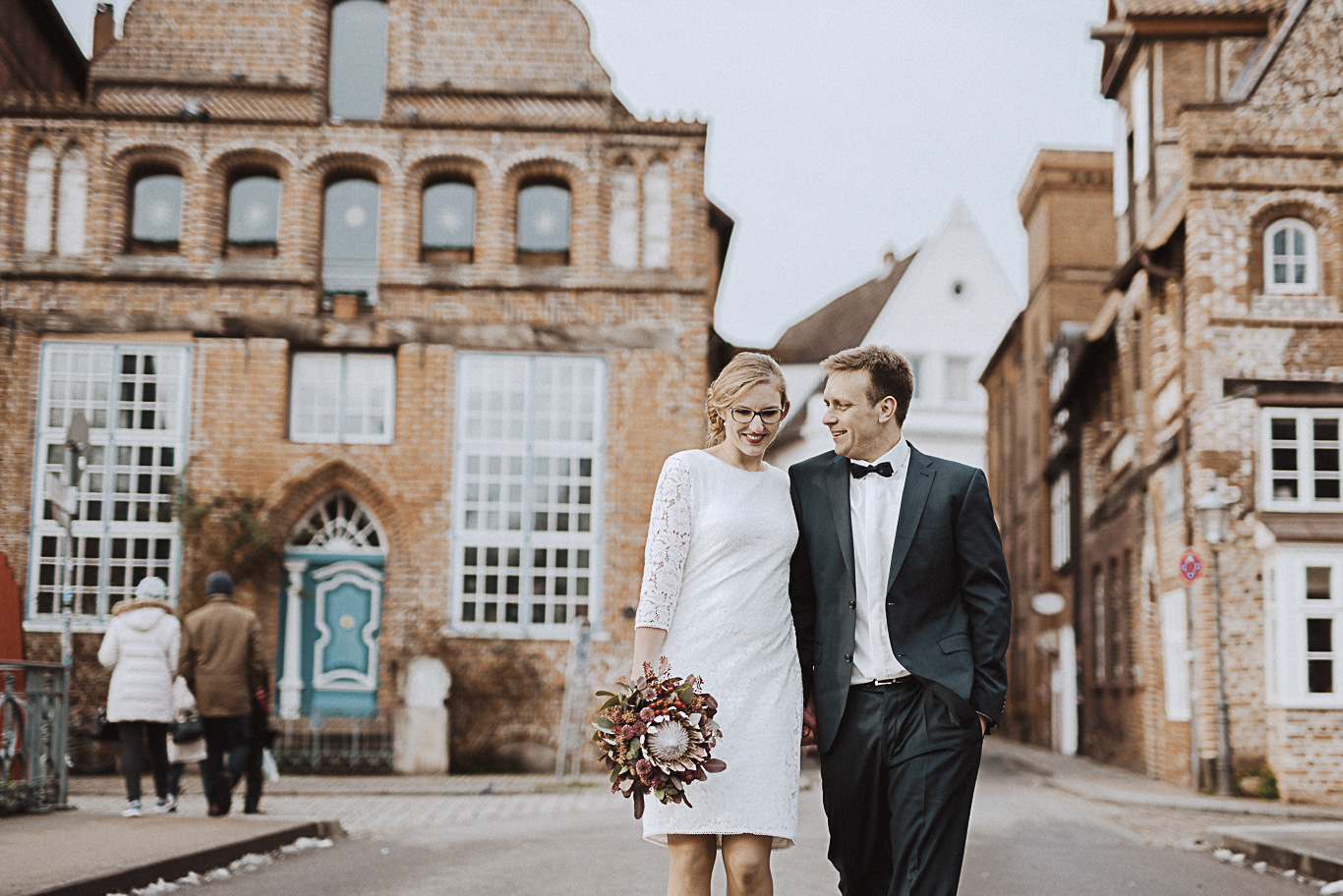 Brautpaar geht Hand in Hand durch die Altstadt von Lüneburg