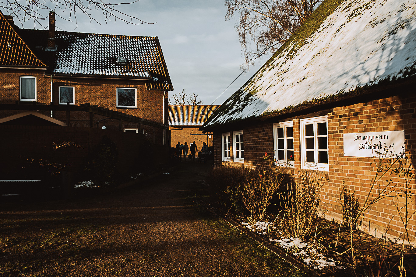 Blick auf verschneites Fachwerkhaus im Winter
