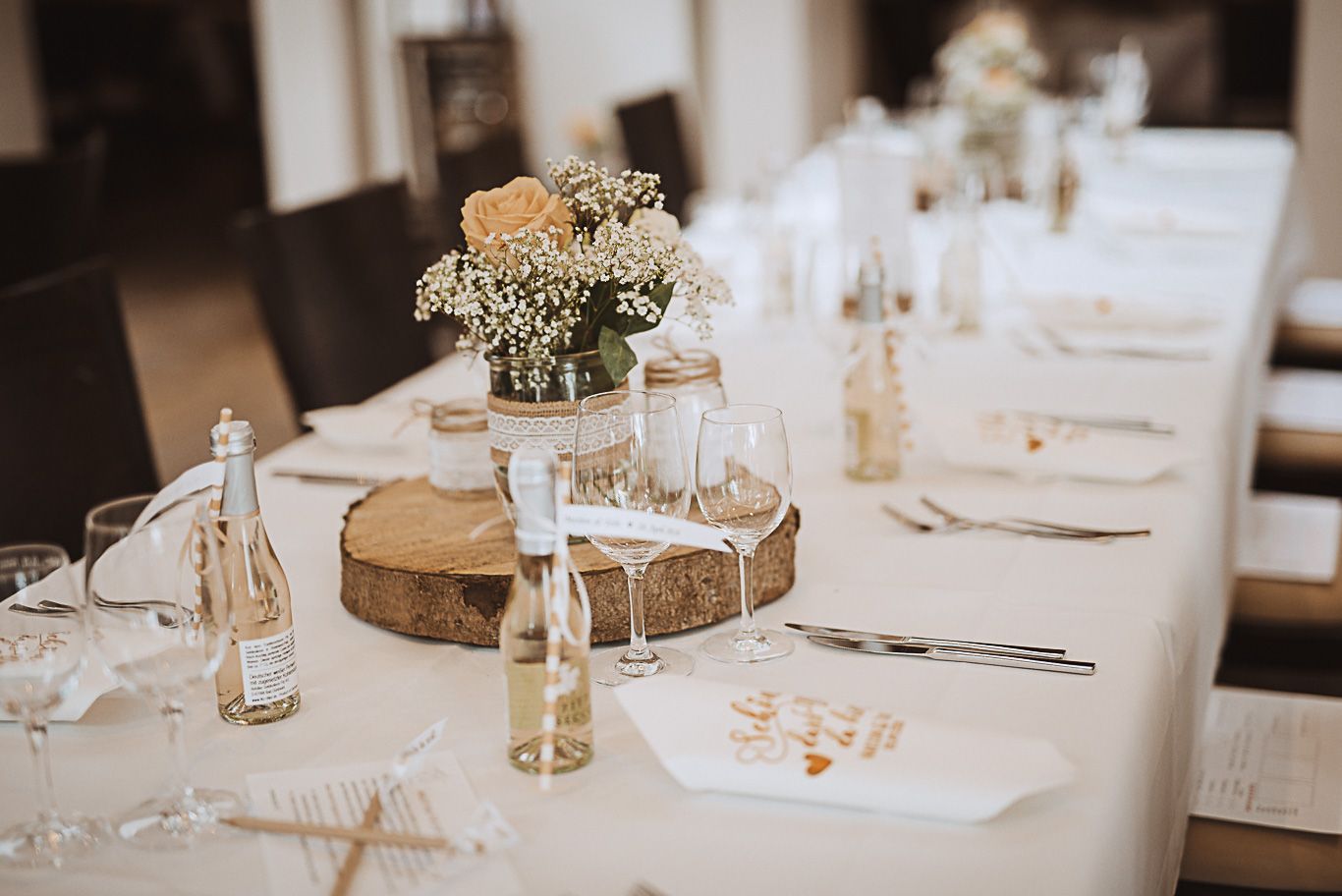 Festlich gedeckte Tafel mit Blumen für die Hochzeitsfeier