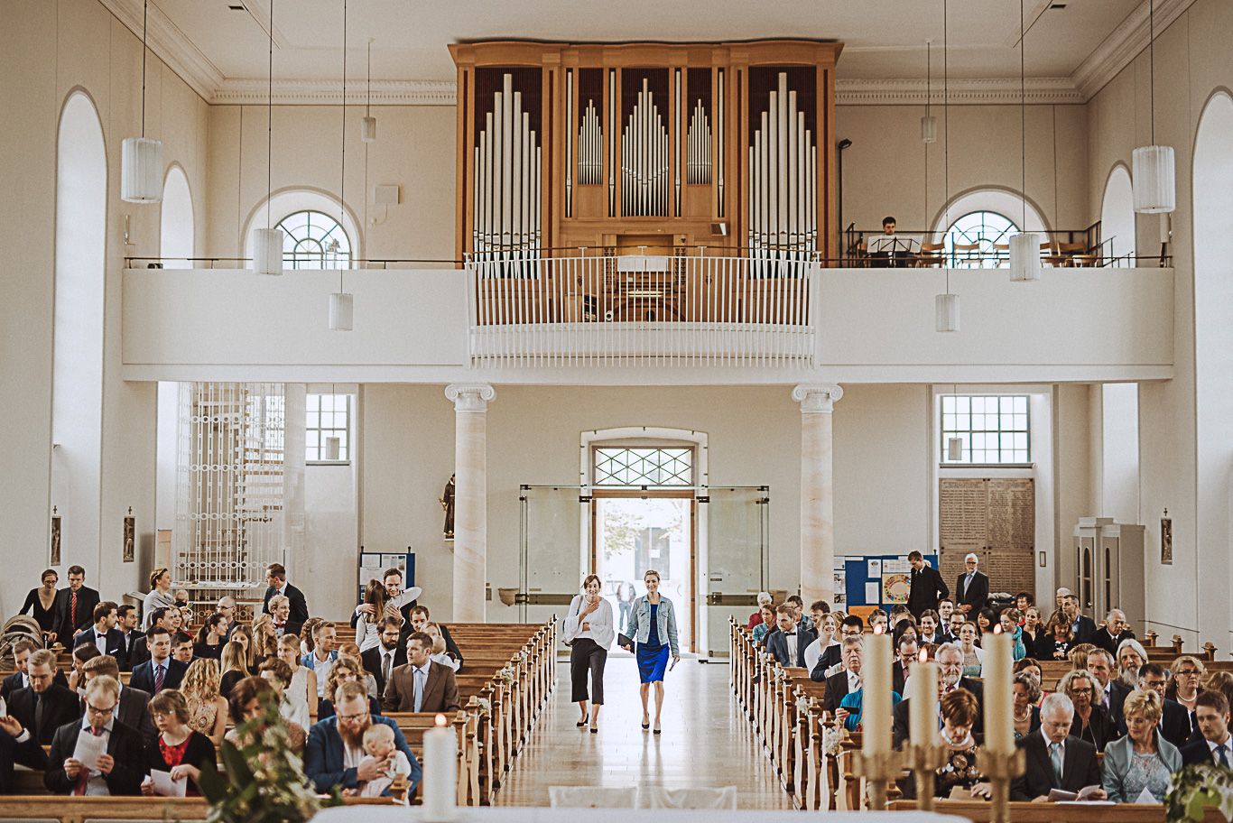 Blick auf Orgel und Bankreihen vor Beginn der Trauung