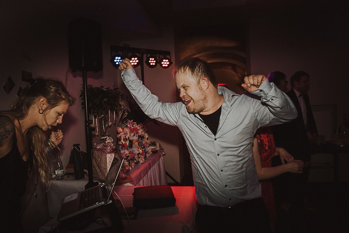 Gast tanzt ausgelassen mit erhobenen Armen zur Musik