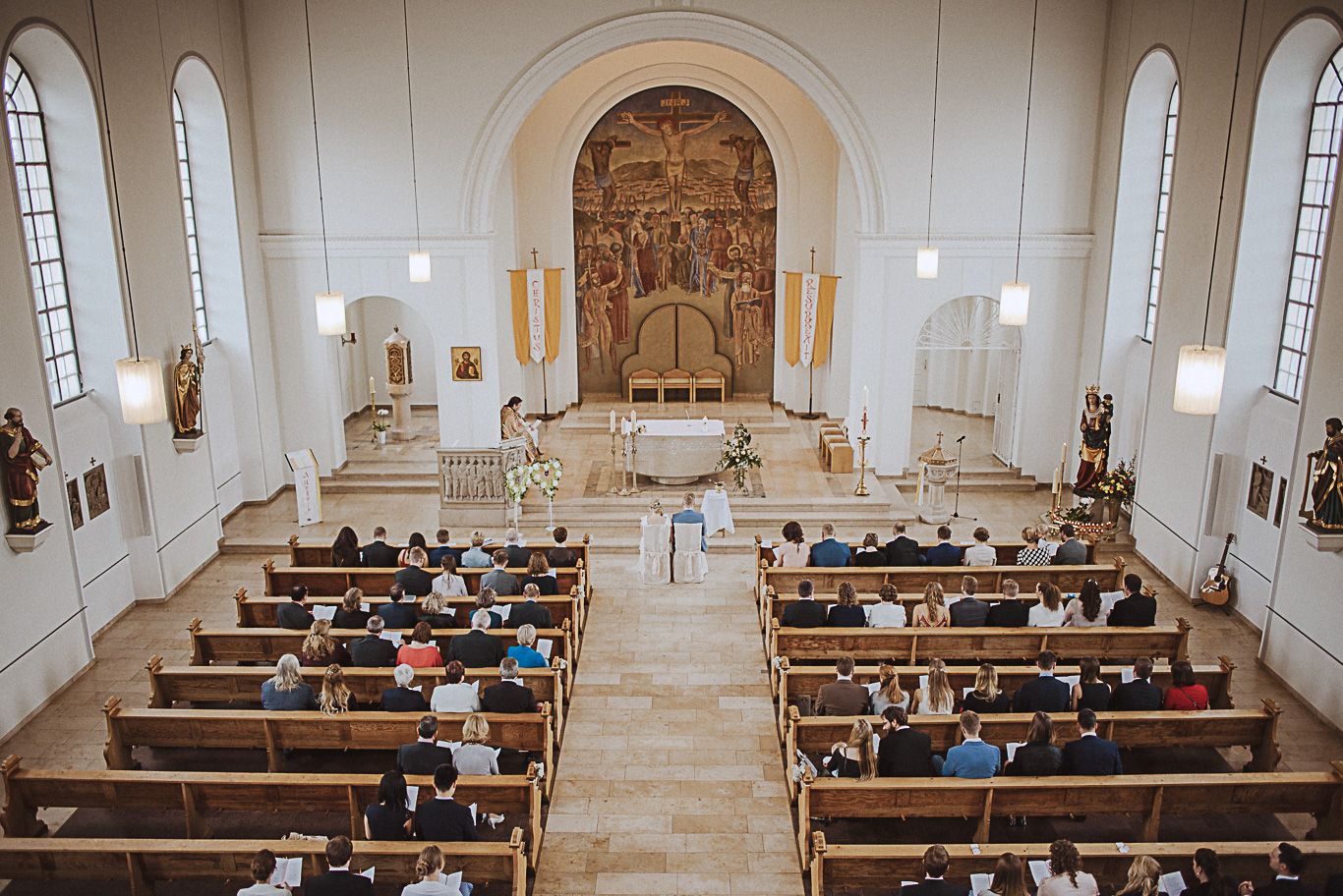 Blick durch das Kirchenschiff auf den Altar