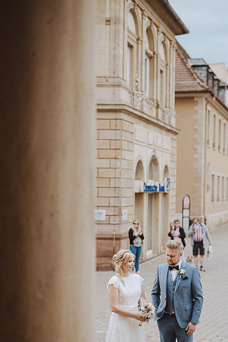 Brautpaar steht an einer Straßenecke in der Altstadt von Bad Dürkheim