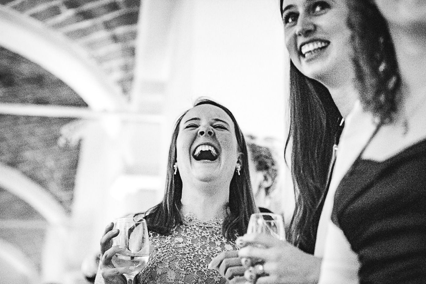 Zwei Frauen lachen ausgelassen bei der Feier, Schwarzweißaufnahme