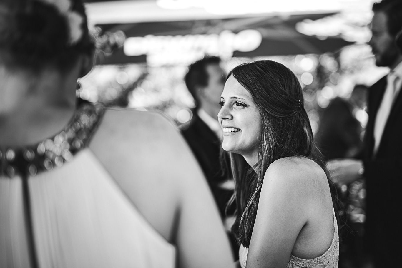 Zwei Frauen lachen miteinander im Gespräch, Schwarzweißaufnahme