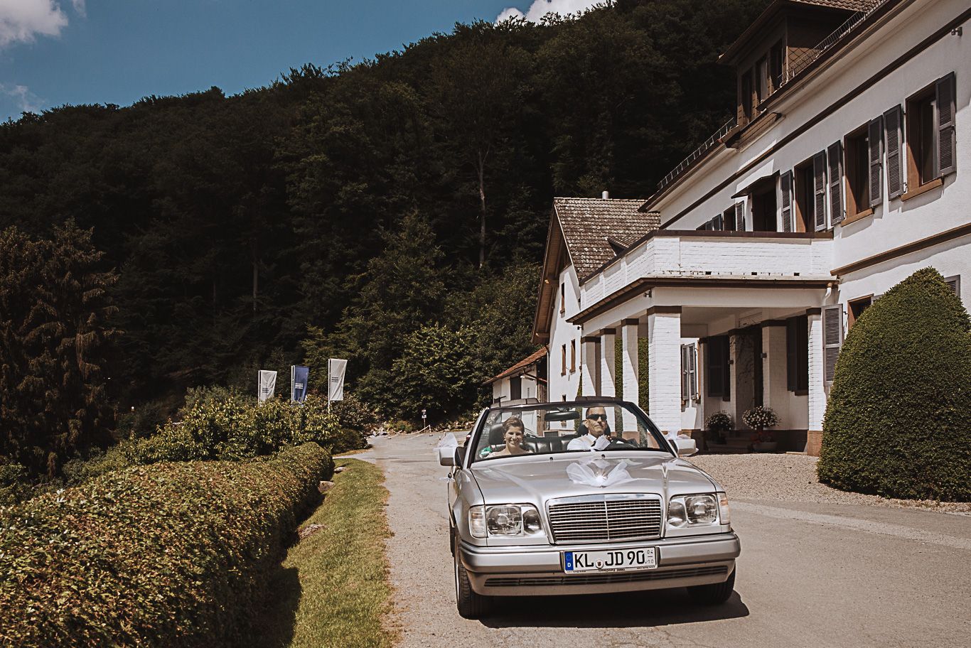 Oldtimer-Cabrio steht vor dem Hofgut Hohenstein