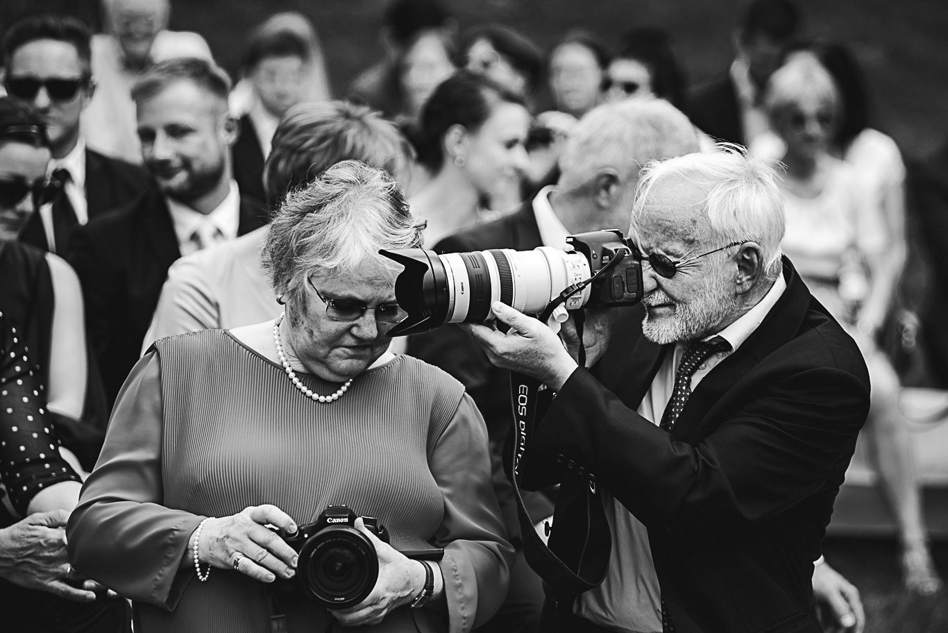 Fotografen mit Kameras fotografieren die Zeremonie, Schwarzweißaufnahme