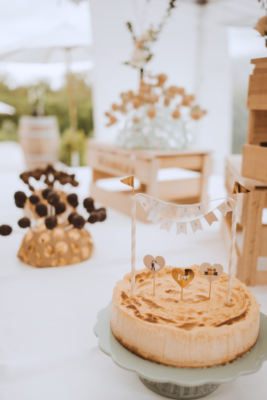 Kleiner Kuchen steht mit Trüffeln auf festlich gedecktem Tisch