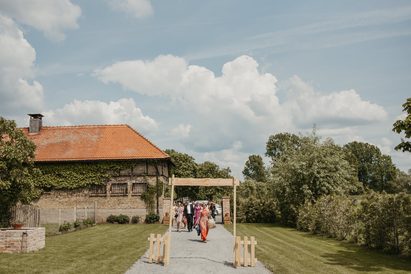 Blick auf den blumengesäumten Weg zum Hofgut Langenau vor der Zeremonie