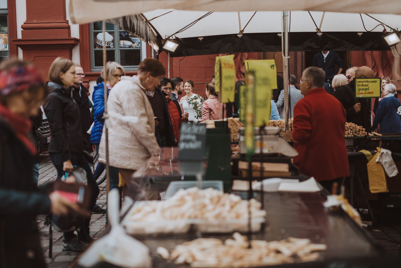 Gäste schlendern über einen Wochenmarkt in Mannheim