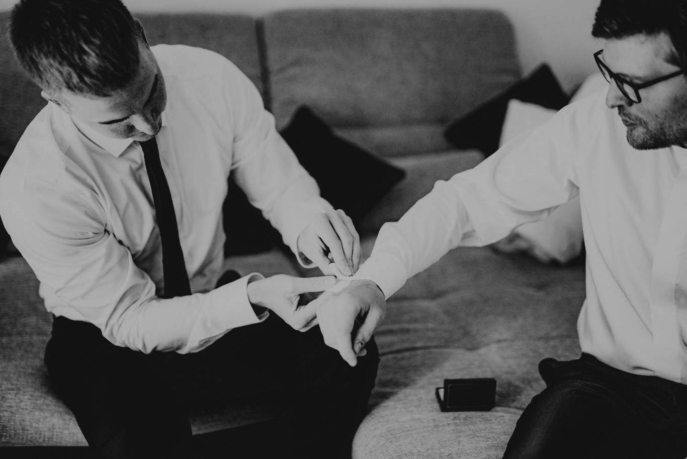 Bräutigam vor Hochzeit im Hofgut Langeau beim Getting Ready
