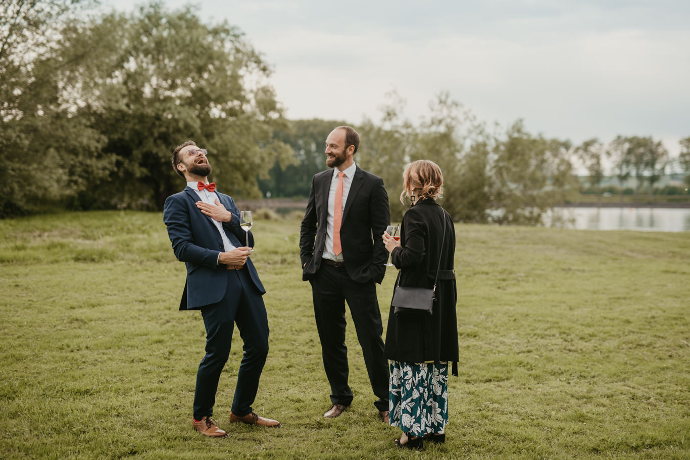 Gäste lachen gemeinsam auf der Wiese