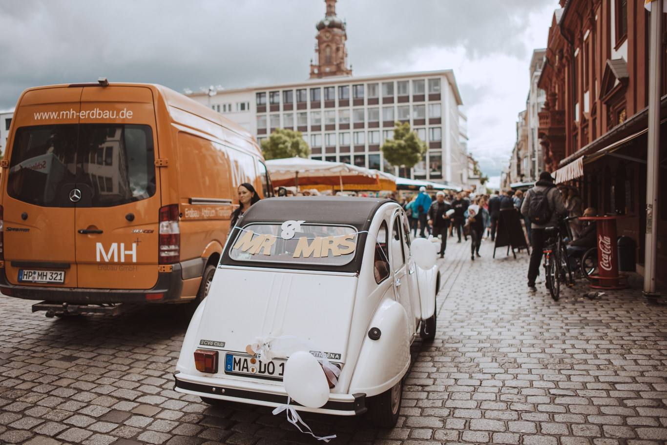 Hochzeitsauto mit Schleife steht geschmückt in der Innenstadt von Mannheim