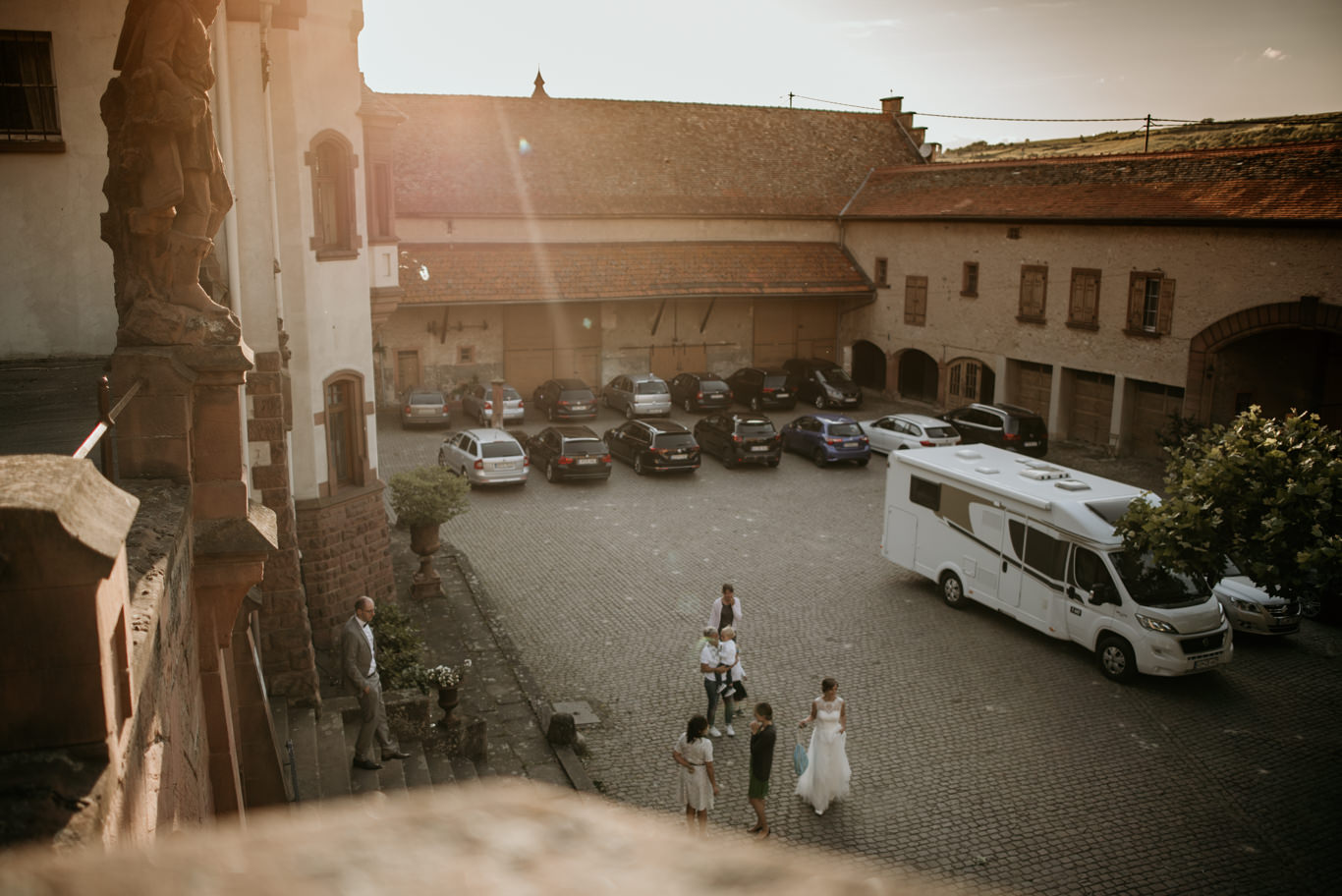 Blick von oben auf den Innenhof des Schlossguts Lüll
