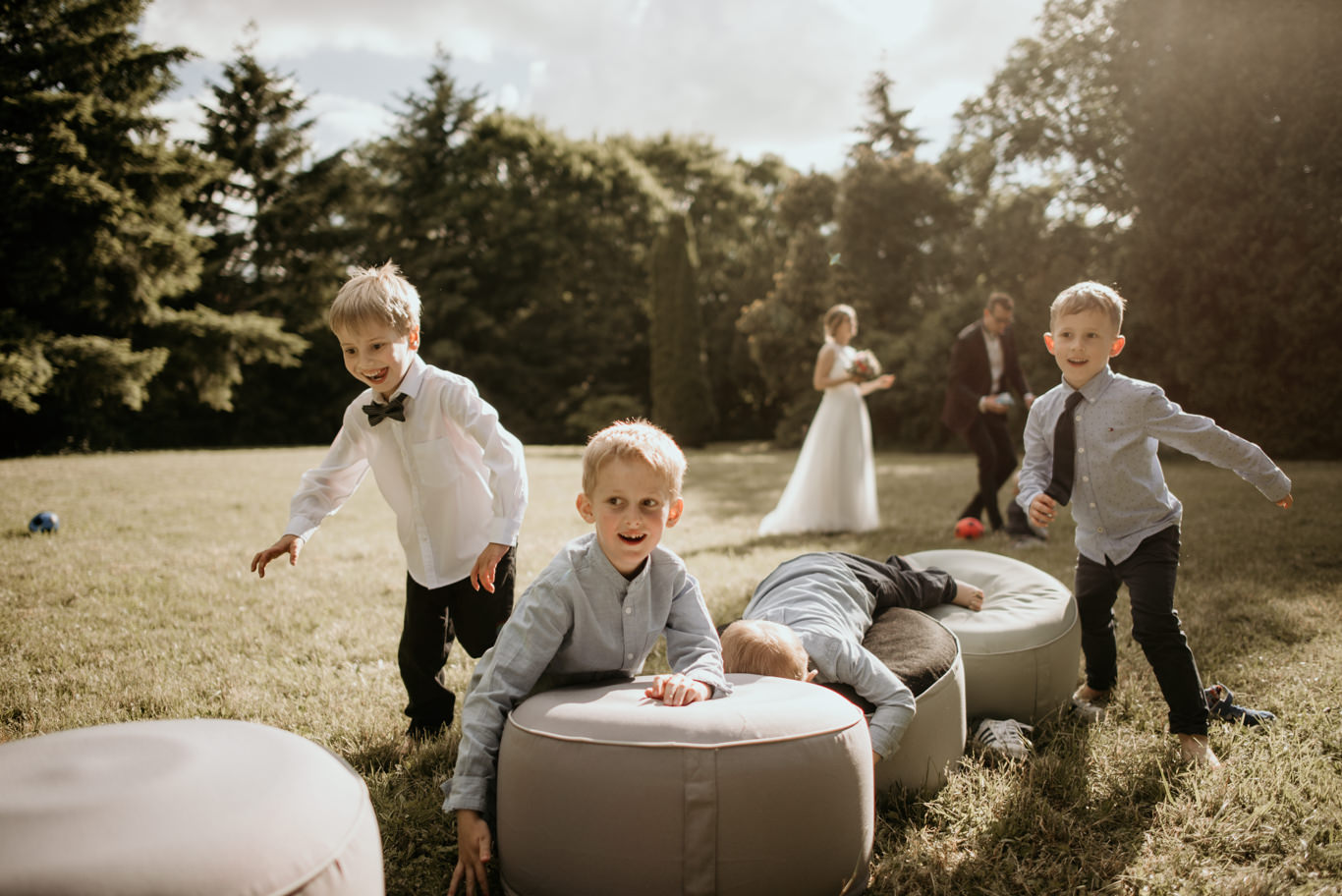 Kinder spielen und toben zwischen Sitzsäcken auf der Wiese