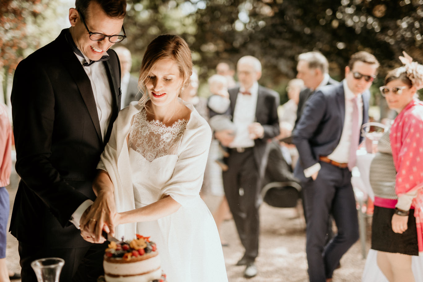 Brautpaar schneidet gemeinsam die Hochzeitstorte an