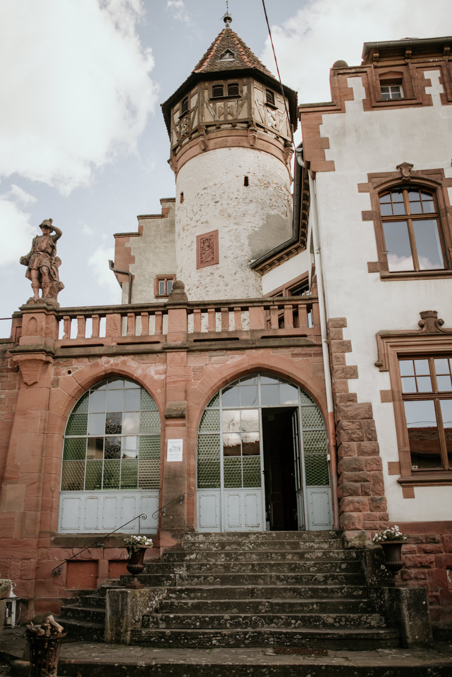 Turm und Arkaden von Schlossgut Lüll bei Tageslicht