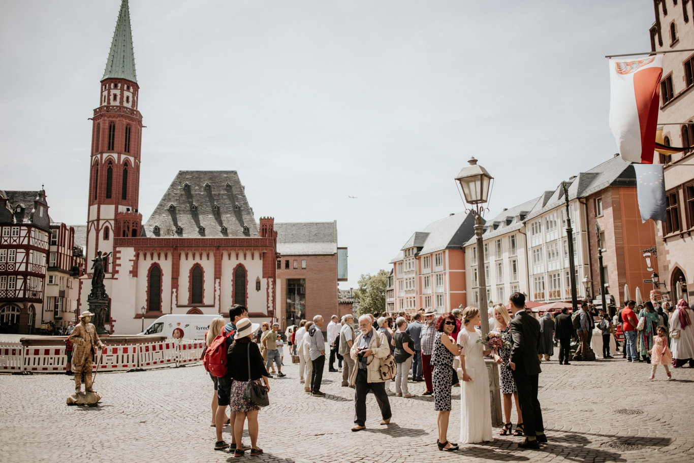 Gäste stehen versammelt auf dem Römerberg in Frankfurt