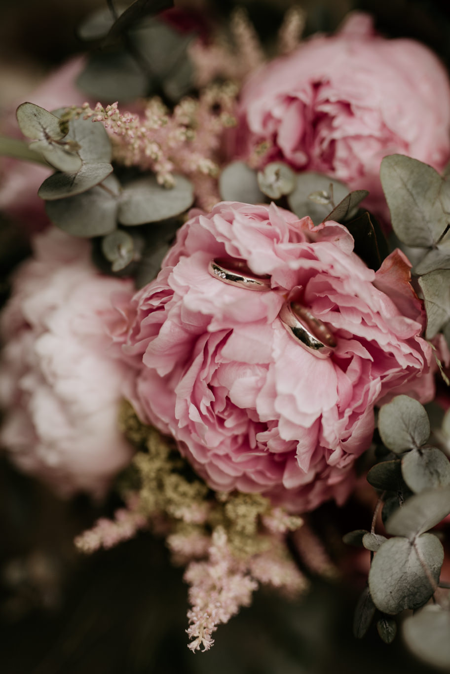 Blumenstrauß aus rosa Pfingstrosen und Eukalyptus im Detail