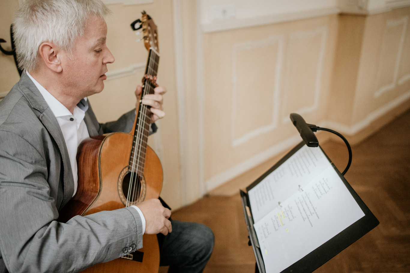 Musiker spielt Gitarre am Notenpult im Trausaal