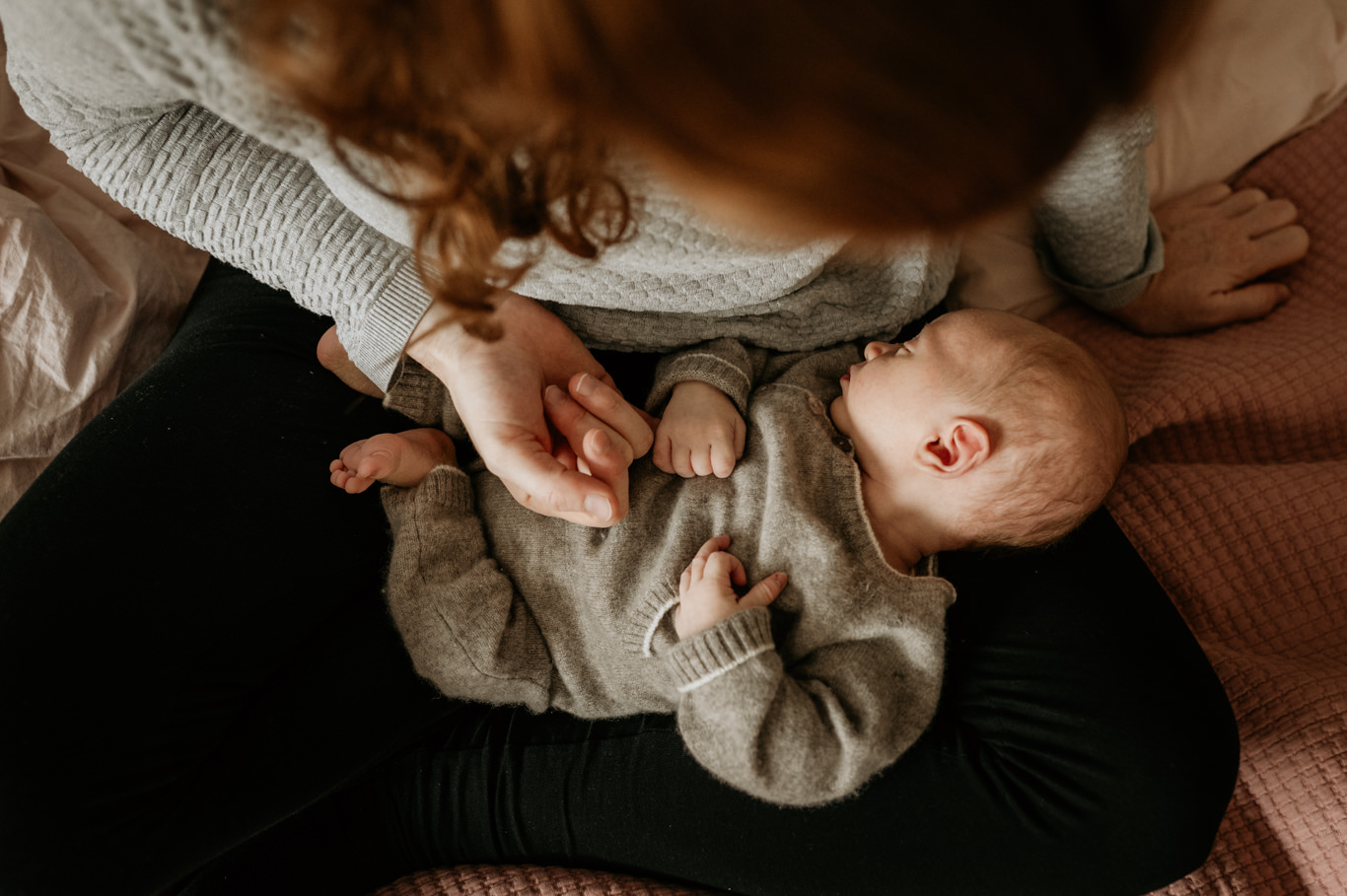 Mutter hält ihr Baby sanft im Arm