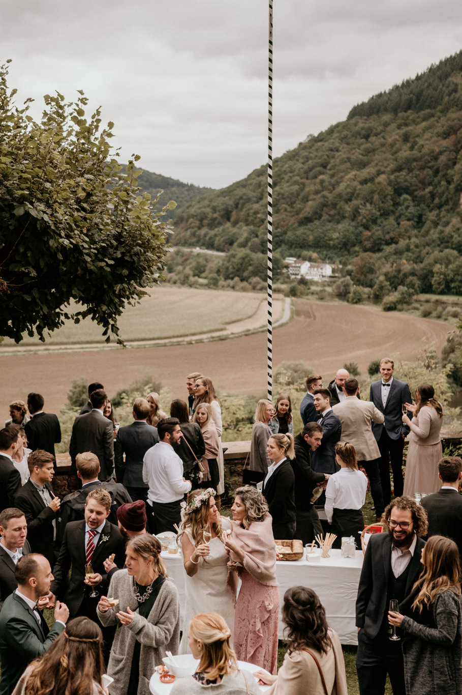 Gäste stehen bei der Feier mit Blick auf das Neckartal