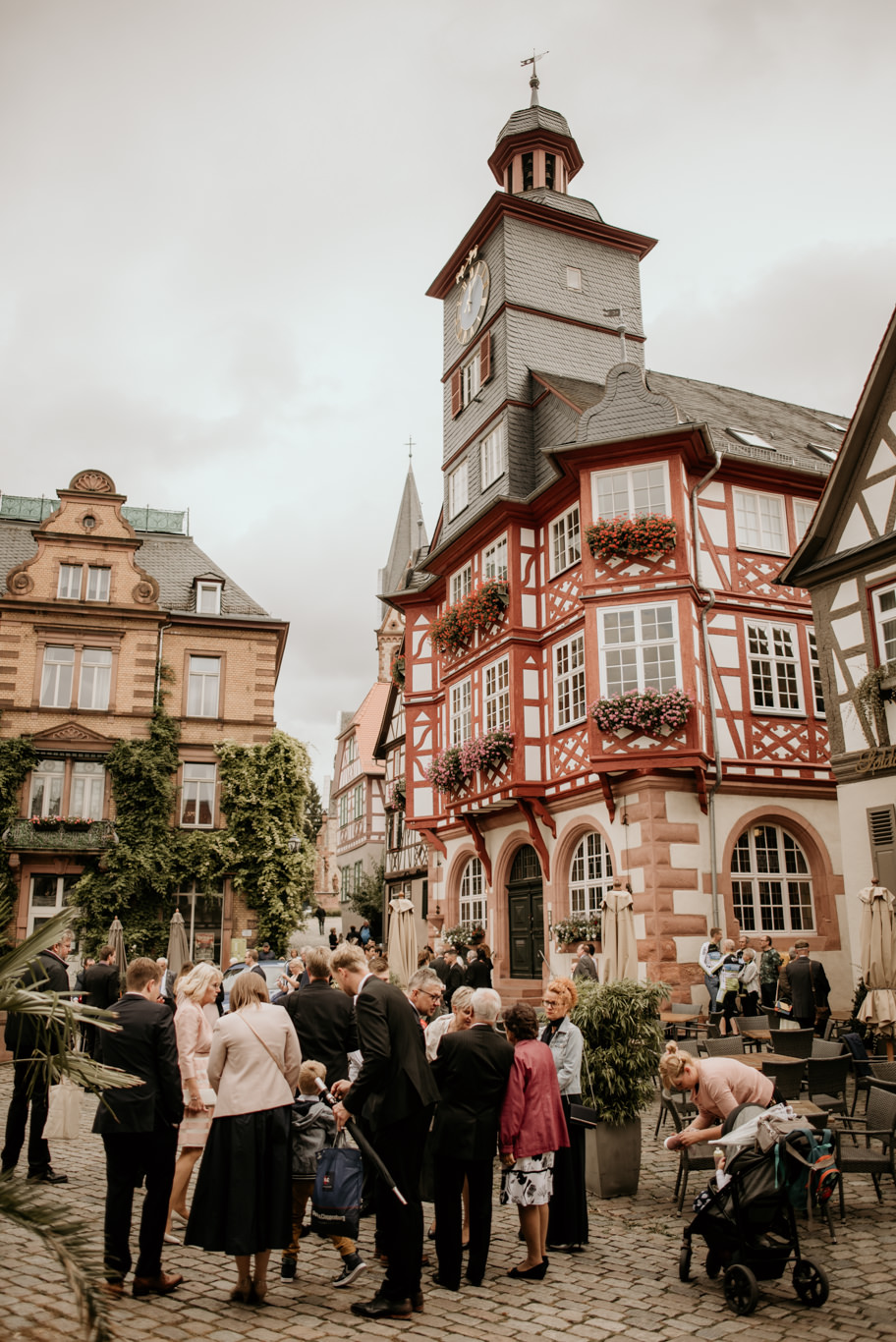 Hochzeitsgäste versammeln sich vor historischem Fachwerk-Rathaus in Heppenheim