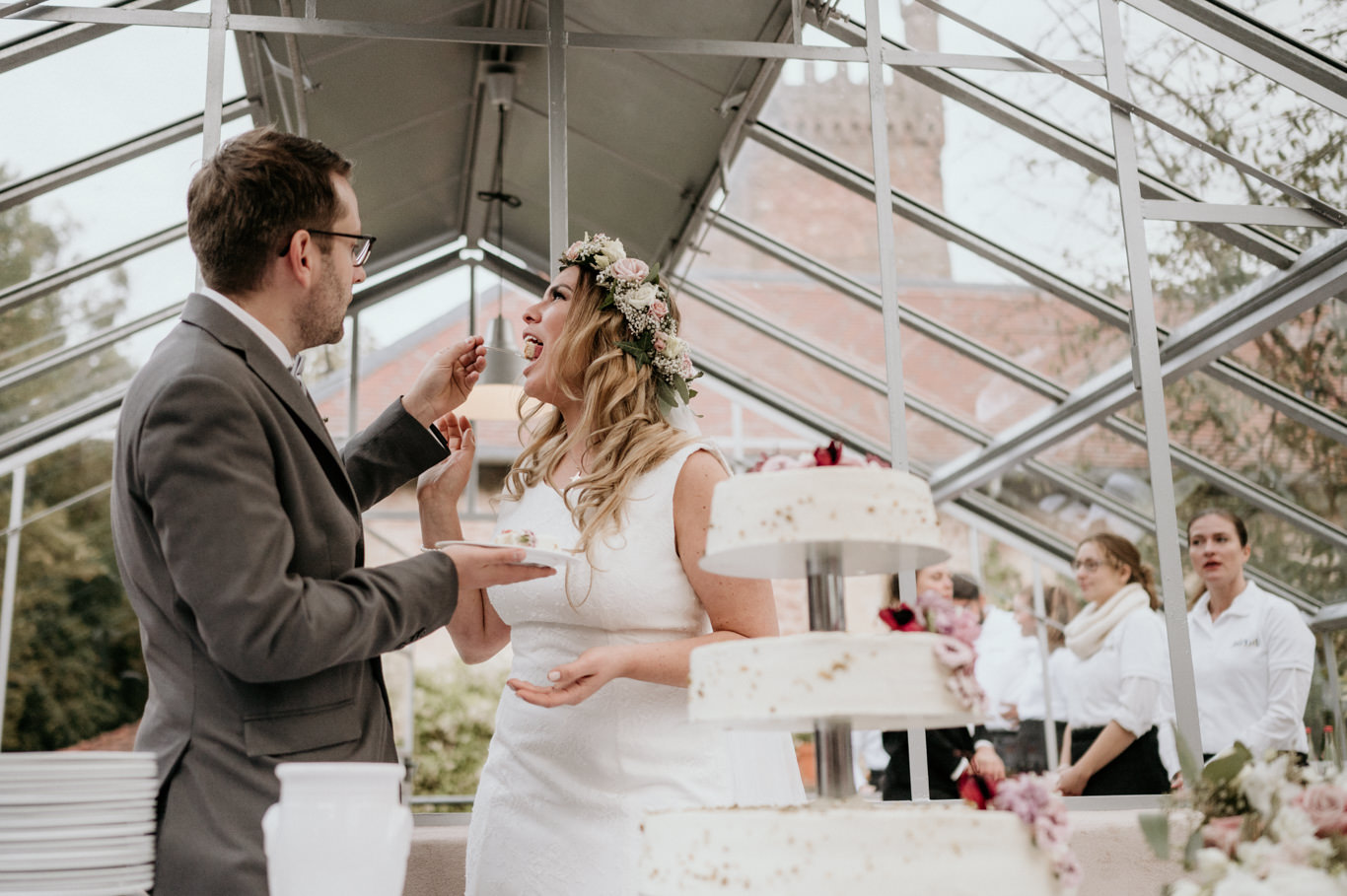 Bräutigam füttert Braut ein Stück Hochzeitstorte