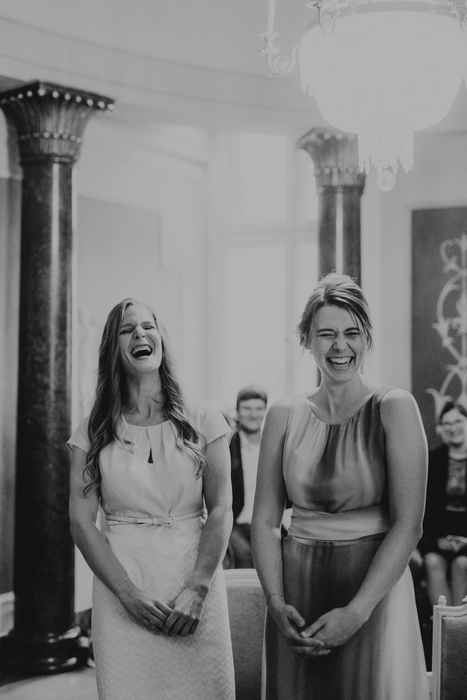 Zwei Bräute lachen gemeinsam vor der Trauung