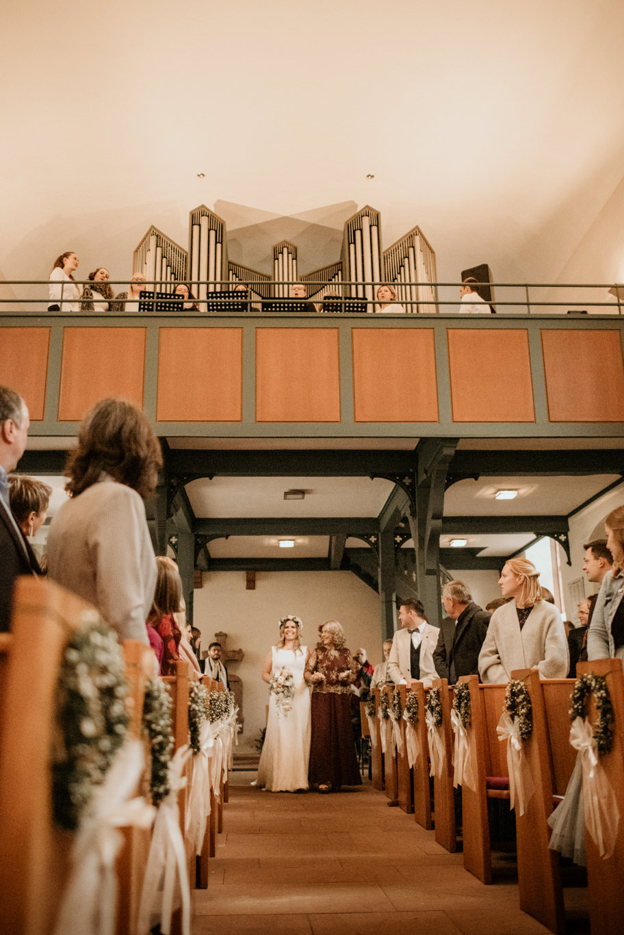 Brautpaar steht am Altar während der Trauung in der Kirche