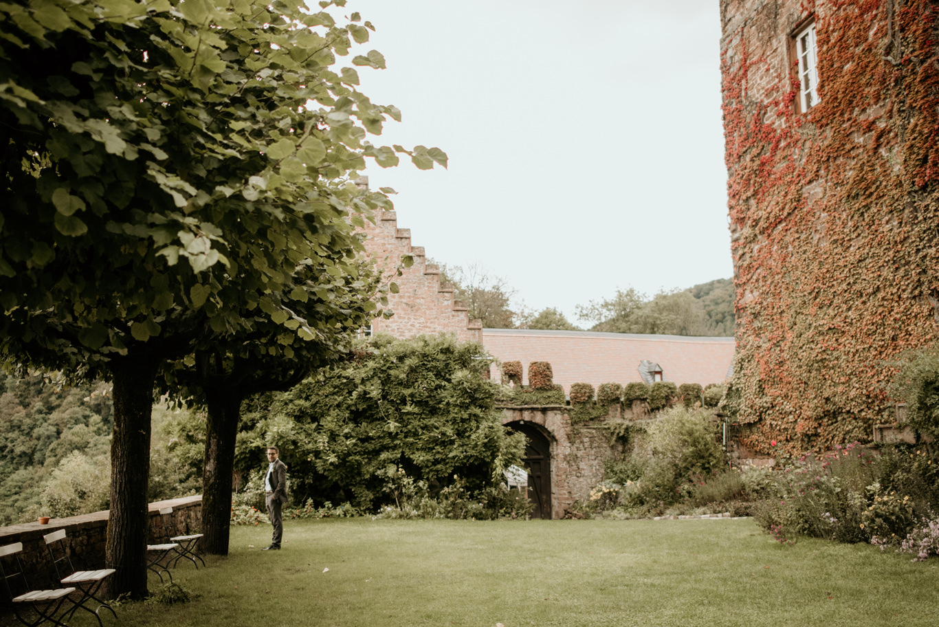 Blick auf den Burghof der Mittelburg mit grüner Wiese