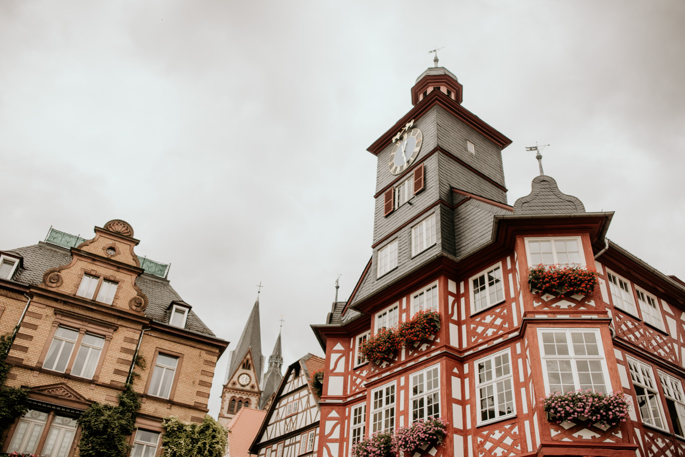 Fachwerk-Rathausturm erhebt sich über der Altstadt von Heppenheim
