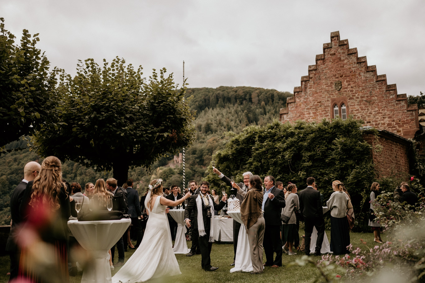 Brautpaar heiratet im Freien vor der Mittelburg in Neckarsteinach