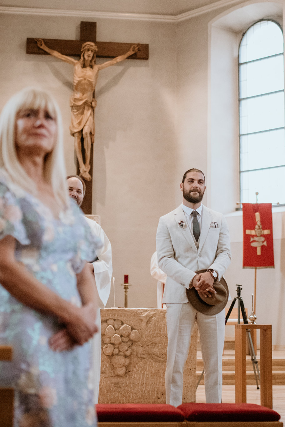Bräutigam wartet mit Hut in der Hand am Altar