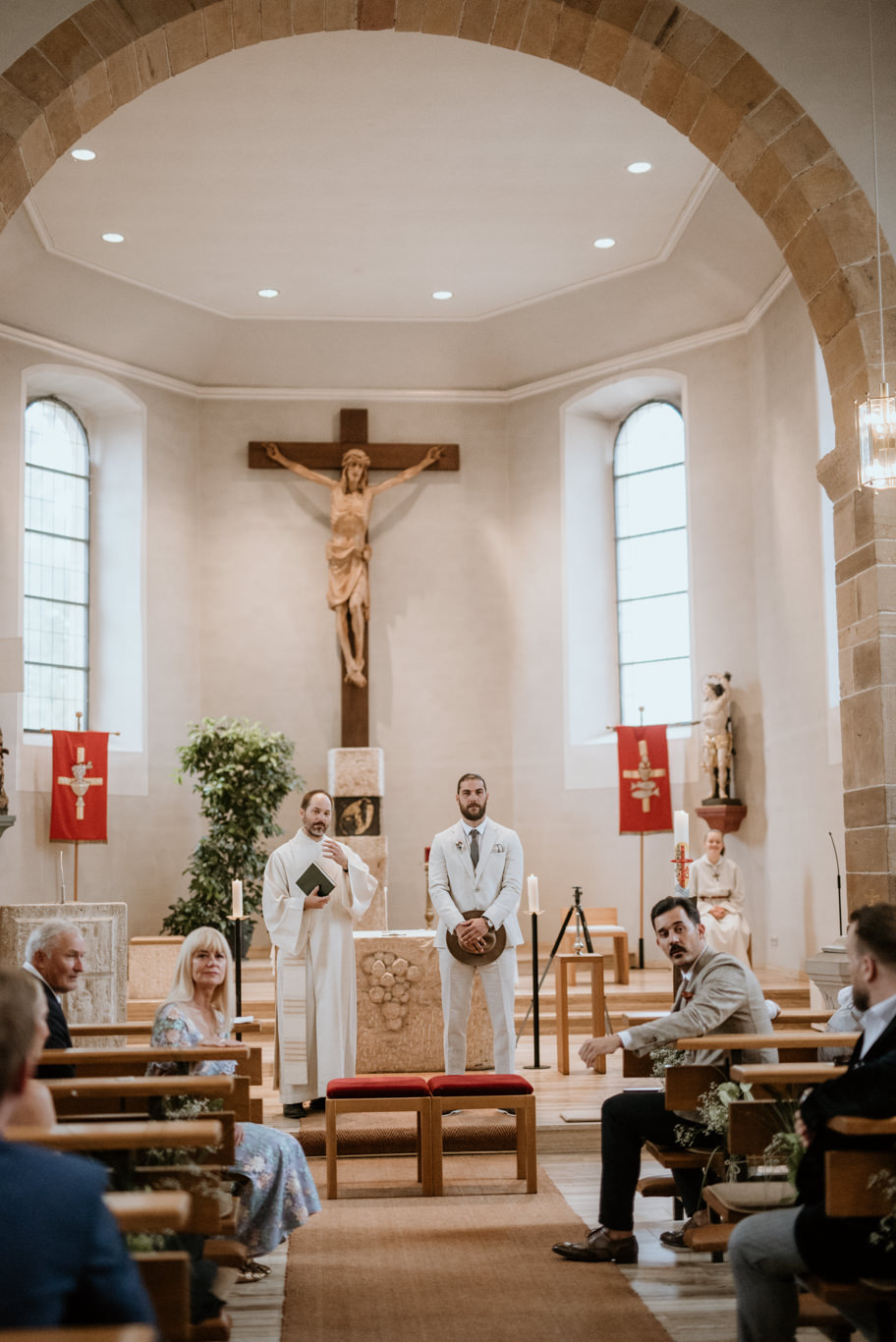 Trauung in einer kleinen Kirche mit Kruzifix am Altar