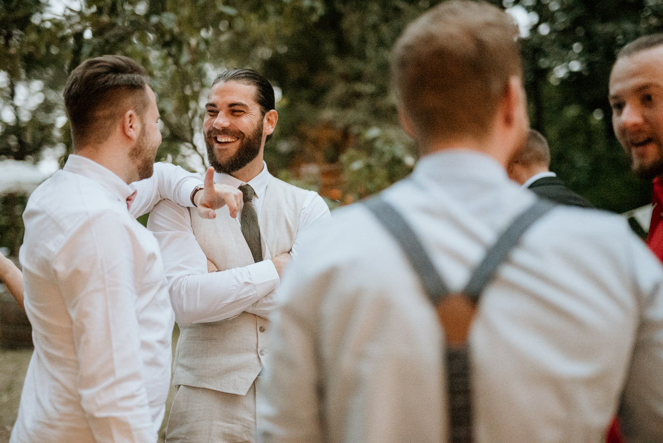 Freunde lachen ausgelassen zusammen im Freien am Abend