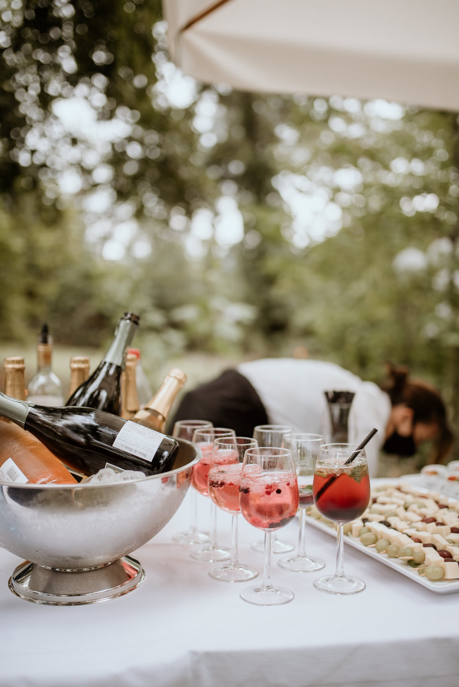 Sektgläser und Fingerfood stehen bereit auf gedecktem Tisch im Freien