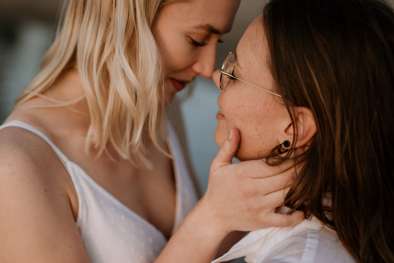 Zwei Frauen berühren sich lächelnd Nase an Nase