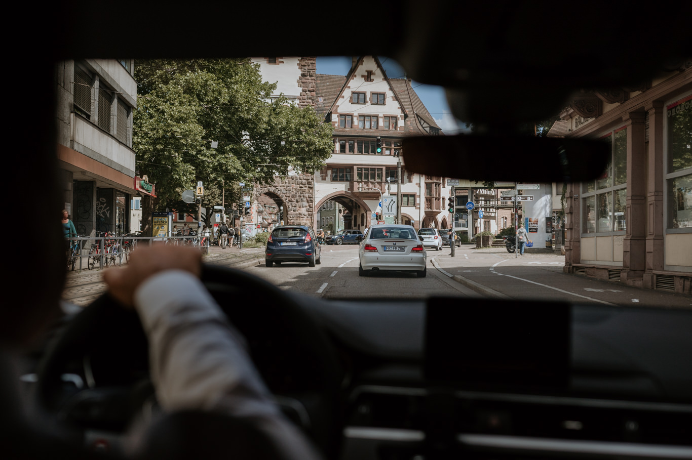 Blick durch die Windschutzscheibe auf die historische Altstadt