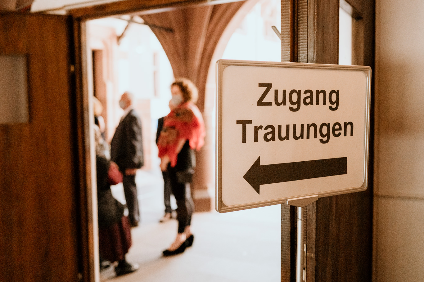 Schild weist mit Pfeil zum Zugang der Trauungen